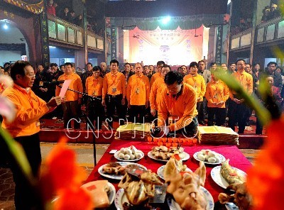 29日白馬王祖廟所處的福州晉安區鱔溪村村道兩旁,彩旗飄揚,鼓聲、鞭炮聲震響山坳。馬祖、福建兩地的白馬王分廟齊聚祖廟,舉行祭祀典禮,福州白馬王文化研究會會長林旻蔚擔任主祭官。