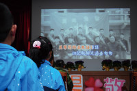 　全體師生齊唱校歌，同時展出具有教育意涵及代表性老照片，與在場嘉賓一同認識敬恆悠久校史的發展與變遷。（圖／文：歐振陽）