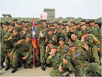 各部隊爭相合影留念,展現亢奮情緒以及團結一心的同袍情。(圖/文:簡廷哲)