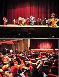 搭配兒童節親子活動,民政局特邀請「六知表演團」抵馬演出「保護兒童、奇幻海島」舞台劇,吸引500多位鄉親入內欣賞。(圖/文:曹重偉)