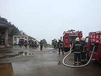 消防局莒光西莒分隊及義消大隊隊員前往公墓舉行消防演練,並提醒民眾清明掃墓時切記4不2記得原則。(圖:消防局莒光西莒分隊提供)