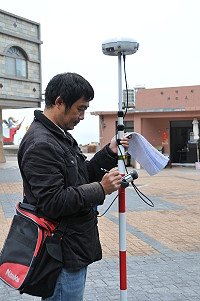 　自來水廠委外進行全縣自來水管路衛星定位測繪作業。（圖／文：陳鵬雄）