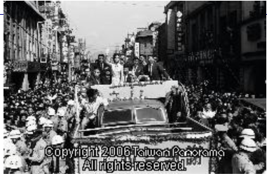 1963年香港邵氏出品的黃梅調電影《梁山伯與祝英台》,造成全台旋風,捧紅了主角凌波。圖為她當年來台答謝影迷,搭車遊街造成萬人空巷的情景。 (外交部資料照片)