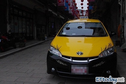 ▲一樣的黃色車體,在車燈上方卻多出黑色的長條「睫毛」,這是馬祖才有的新的在地風景「睫毛計程車」。