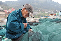 冬瓜達人其實是補漁網老師傅，76歲高齡手腳依然俐落。（圖／文：陳鵬雄）