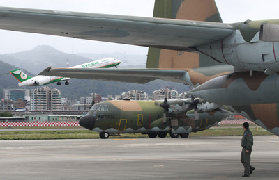 國軍從3日至8日、每天上午8時至下午5時派遣C-130機進駐松山及屏東基地各一架待命,依交通部需求支援外島居民與官兵返鄉。(資料照片)
