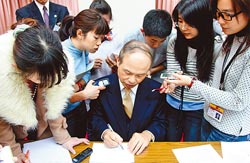 財政部長張盛和3日在立法院休息時刻,他受到媒體包圍,計算周邊國家稅額談競爭力情形。(王遠茂攝)