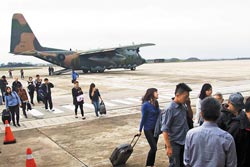 返澎湖沒機位 軍機協助疏運(陳可文攝)