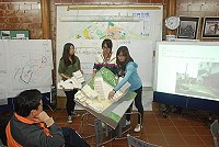 中原大學景觀學系學生於鐵板生活館發表對村中設施的景觀改善構想。(圖/文:邱竟瑋)