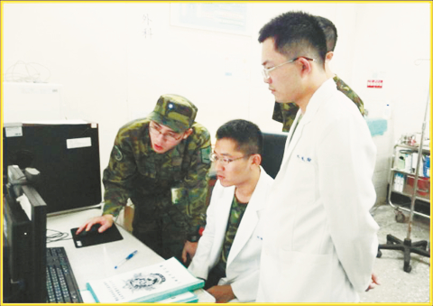 國防部為強化外島官兵醫療照護,於去年底全面完成國軍九處外島醫療單位「遠距醫療視訊系統」建置,同步連結本島國軍各醫院,可發揮及時醫療協處,守護官兵健康。圖為外島軍醫單位實際與本島國軍醫院進行遠距醫療實況。(軍醫局提供)