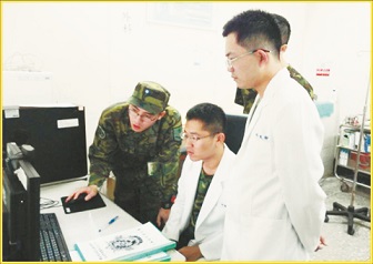 國防部為強化外島官兵醫療照護,於去年底全面完成國軍九處外島醫療單位「遠距醫療視訊系統」建置,同步連結本島國軍各醫院,可發揮及時醫療協處,守護官兵健康。圖為外島軍醫單位實際與本島國軍醫院進行遠距醫療實況。(軍醫局提供)