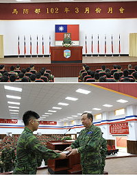 任指揮官親自於梅石中正堂主持三月份月會並表揚志願役留營績優單位人員。(圖/文:趙崇光)