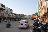 地區人行道或可引進民間力量從事清潔與報修工作,縣府制訂相關辦法,期能善盡民力,並與台灣各縣市法令接軌。(圖/文:邱竟瑋)