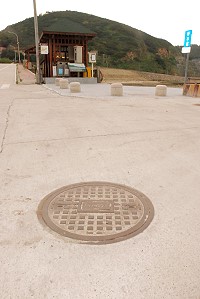 地區公共污水下水道建設獲得營建署考核肯定,以南竿清水為例,各家戶污水經過公共管線的收集以及處理場淨化,最後符合放流水標準,並回收使用或排入大海。(圖/文:邱竟瑋)