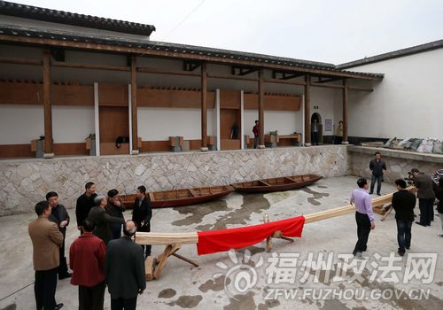 沿用傳統工藝,以杉木木料為主,建造同比例的「錨纜船」目前已鋪設好龍骨,完工後預計將長達14米。(福州日報記者葉義斌/攝)