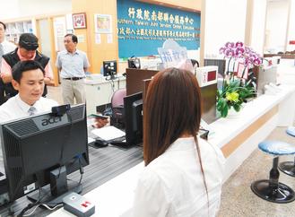 入出國及小三通自動查驗通關系統註冊申辦,10日在移民署高雄市第1服務站啟用,民眾辦理更方便。(聯合報記者謝龍田/攝影)