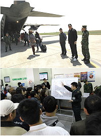 　（上圖）指揮官任中將與縣長楊綏生一同到場關心疏運狀況。（下圖）防衛部軍官向搭機民眾講解C-130軍機搭乘規定。（圖／文：趙崇光）
