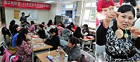 　外配家服中心舉辦手工藝課程，由林靜怡指導學員製作馬卡龍零錢包及超實用的手機擦，來不及參加的民眾，本週置物盒課程可別錯過。（圖／文：曹重偉）