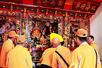 　東莒福正境白馬尊王廟進香團昨順利返回馬祖，進香隊伍浩浩蕩蕩繞行到福正，按儀式神明鑾駕安座，圓滿完成謁祖之旅。（圖：東莒福正境白馬尊王廟管會鄭天松提供）