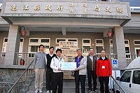 台電馬祖區營業處捐贈101年度電協基金新台幣100萬元給予連江縣政府,昨天在建設局舉行捐贈儀式。(圖/文:邱竟瑋)