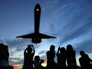 交通部民用航空局16日召開「國內航空票價調整公聽會」。根據民航局建議,票價上限擬提高6%至35%,距離愈遠愈貴。(中央社檔案照片)