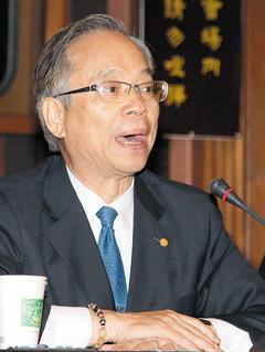 交通部民航局上午舉行國內航線票價調整案公聽會,立榮執行副總陳雄智說明價格調整原因。(聯合晚報記者陳再興/攝影)