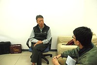 　曹依立用功苦讀，走出不一樣的法律人生。目前擔任本縣消保官職務，他願以法律專長提供鄉親諮詢協助。（圖：李詩云）