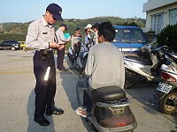 東引警察所攔查取締未戴安全帽機車騎士。(圖/文:陳其敏)