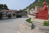 　上村圓環附近轉角兩間建物因阻礙視線將要進行拆除。（圖／文：陳鵬雄） 
