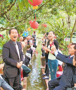 蘭亭味花蓮粥會16日重現晉朝蘭亭聚會盛況,球粥會副會長吳其萃也起身吟詩作對一番,場景令人悠然神往。(楊漢聲攝)