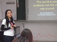 DFC台灣發起人許芯瑋與東引國中小校園分享DFC教育理念,鼓勵發揮創意且付諸實現。(圖:東引國小提供)