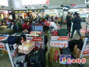 門受大霧影響,機場航班暫停起飛。(本報資料照,記者吳正庭攝)