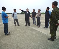 　 縣議員張永江就東引直升機場改善計畫與交通局等機關單位人員進行溝通會商。（圖／文：陳其敏）