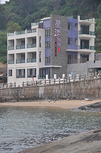 　橋仔漁民投資興建「星漾海景民宿」主體完成掛上招牌，預定農曆五月開張。（圖／文：陳鵬雄）    