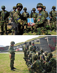 (上圖)莒指部指揮官黃將軍親自前往一線據點進行視導,慰問戍守據點官兵演習期間的辛勞。(下圖)黃指揮官告誡弟兄,演訓期間應以安全為首要前提,幹部應嚴格要求訓練安全與紀律。(圖/文:歐振陽)