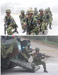 此次演習突遇大雨、大霧,仍不減弟兄烈火般的決心,弟兄們如閃電般跳下甲車,迅速就戰鬥位置。(圖/文:劉書凱)