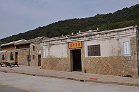 百年歷史「&#22338;里大宅」古厝雖已委外經營，主廳仍對外開放供遊客參觀。（圖／文：陳鵬雄）