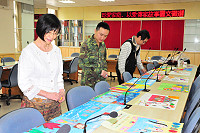 連江縣教育局辦理教育部102年「珍愛家庭.以愛傳家-收藏家庭中的真愛故事圖文徵選」縣內初選,周麗端、陳全英及輔導長沈振宇3人擔任評審委員,對地區學子作品讚不絕口。(圖/文:曹重偉)