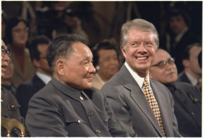 時任中共國務院副總理的鄧小平(左),1979年1月31日在白宮與美國總統卡特(右)簽訂中美科技合作協定。 (世界日報檔案照)