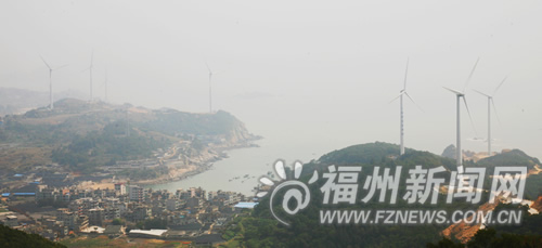 一座座高近百米的白色風車塔佇立在「連江天涯海角處」北茭村。從高處看北茭村山勢海貌很像南竿山隴、鐵板。(圖/福州新聞網)
