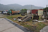 　塘岐中正路後方是目前村內最重大髒亂點，建材雜物隨處可見。（圖／文：陳鵬雄） 
