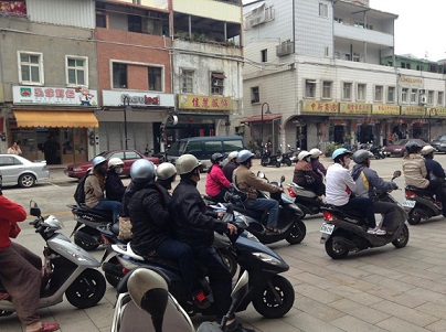 馬祖街頭在旅遊旺季開始,天候轉暖,最近曾出現背包族機車出遊。(圖:馬祖愛趴族)