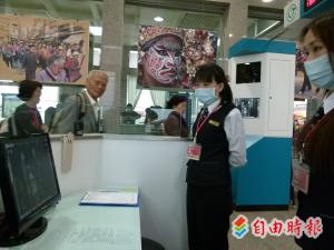 中國福建省出現H7N9禽流感,距離最近的金門小三通檢疫人員緊盯體溫檢測儀。(自由時報記者吳正庭攝)