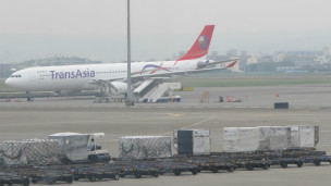 台灣的航空公司因為經營兩岸航線的需求,莫不採購新客機、擴大旗下機隊。(BBC中文網)