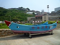 　改裝為魚貨拍賣平台的「光華2623」舢舨，預定5月4日正式啟用。（圖／文：陳其敏）