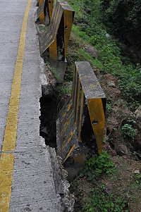　環島東路部份路段改善，公所完成現勘並指出要「馬上處理」進行改善。（圖／文：陳鵬雄）    