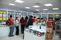 　旅客反映馬祖免稅店買不到馬酒，只有金酒跟洋酒，原來是外面商家賣得太便宜，免稅店保稅進口商品流程成本過高，無法提供更低價的商品，自然無法販賣。（圖／文：劉秋月）