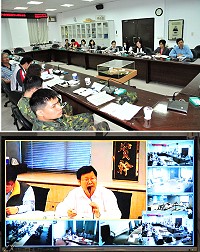 因應大陸福建省已累積3個H7N9病例,中央流行疫情指揮中心昨天上午召開第7次視訊會議,由各相關部會討論因應作為及各項執行策略;縣長楊綏生也專程到場關心,就地區防疫工作籌備情況提出簡報。(圖/文:曹重偉)