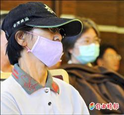 不少民眾防疫,進出公共場合都自發性戴起口罩。(自由時報)