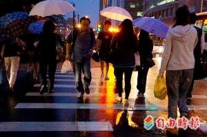 梅雨季第1道鋒面30日晚間報到,有雨。(資料照片)